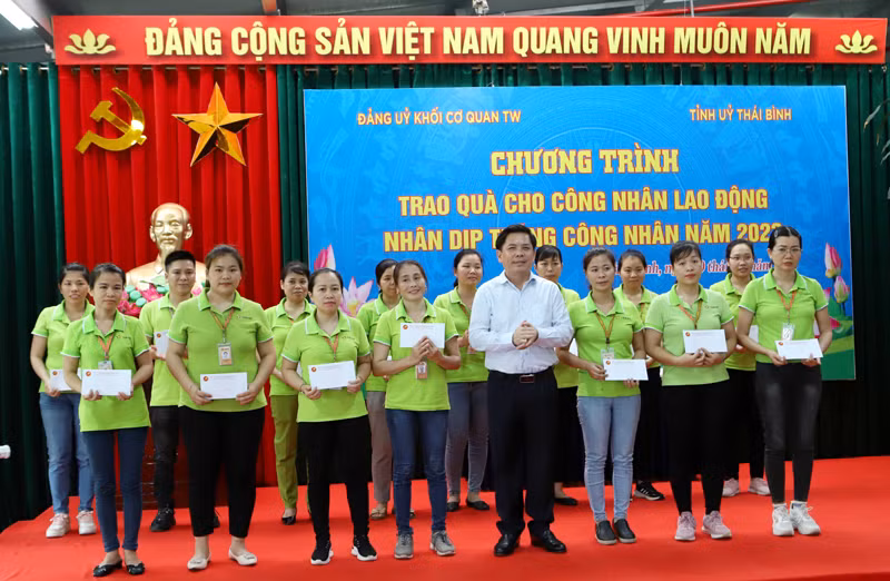 Đồng chí Nguyễn Văn Thể, Ủy viên Trung ương Đảng, Bí thư Đảng ủy Khối các cơ quan Trung ương tặng quà cho công nhân Nhà máy 6, Công ty Tân Đệ.