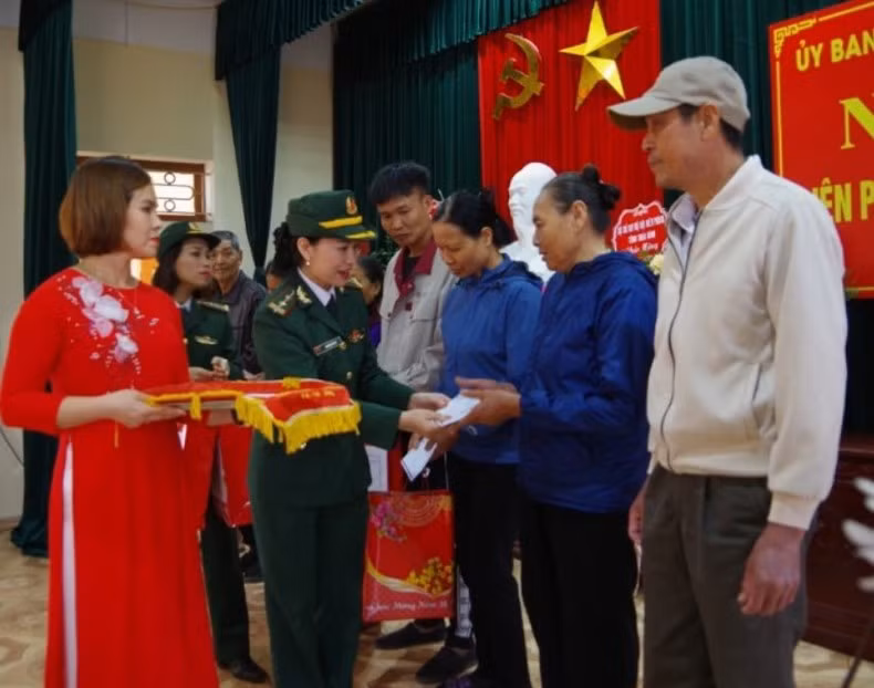 Hội Phụ nữ Bộ đội Biên phòng tỉnh Thái Bình tặng quà cho hộ nghèo khu vực biên giới biển.