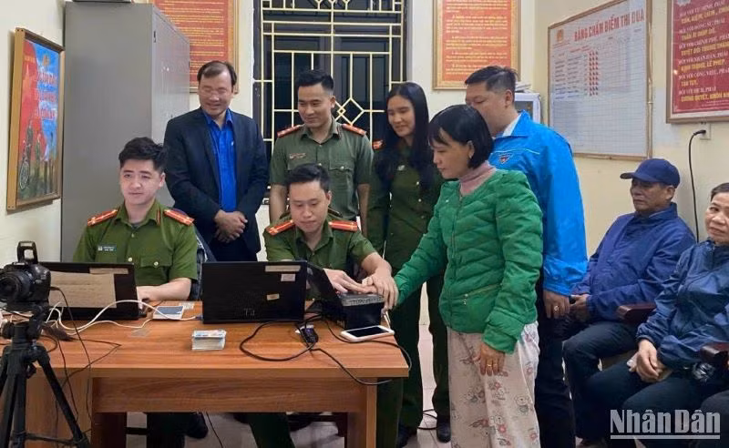 Lực lượng đoàn viên thanh niên Công an tỉnh Thái Bình tổ chức cho người dân làm căn cước công dân vào buổi tối.