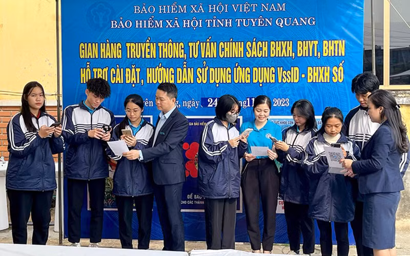 Hướng dẫn sử dụng ứng dụng VssID cho các em học sinh. (Ảnh: Hải Chung)