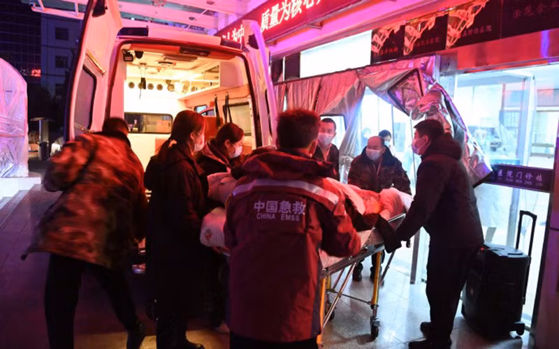 Cứu hộ người bị thương trong vụ động đất. (Ảnh: Tân Hoa Xã)