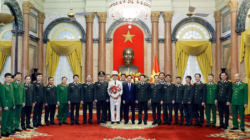 Chủ tịch nước Võ Văn Thưởng cùng lãnh đạo Bộ Công an và các đại biểu chúc mừng Thượng tướng Nguyễn Duy Ngọc. (Ảnh: TTXVN)