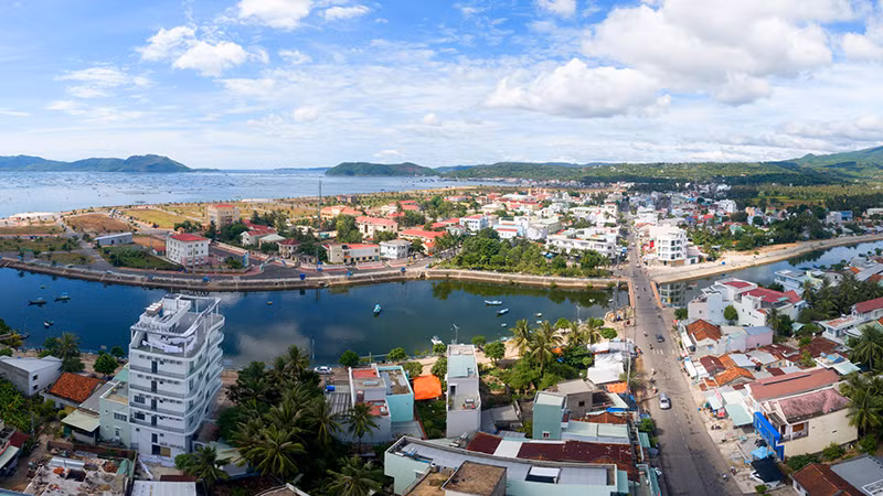 Thị xã Sông Cầu phấn đấu trở thành thành phố du lịch - dịch vụ biển. Thị xã Sông Cầu phấn đấu trở thành thành phố du lịch - dịch vụ biển.