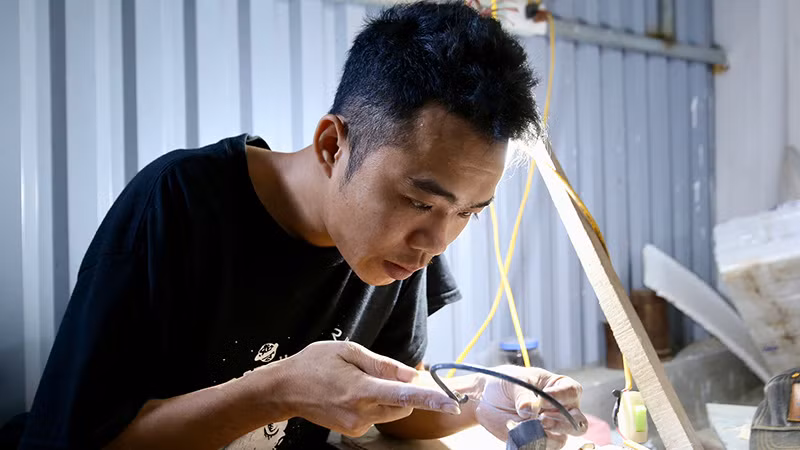 Lao động tại làng nghề khảm trai Chuyên Mỹ, huyện Phú Xuyên, Hà Nội. (Ảnh: DUY KHÁNH)