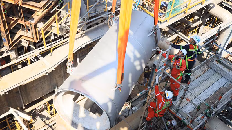 Bảo dưỡng thiết bị tại Nhà máy Lọc dầu Dung Quất.