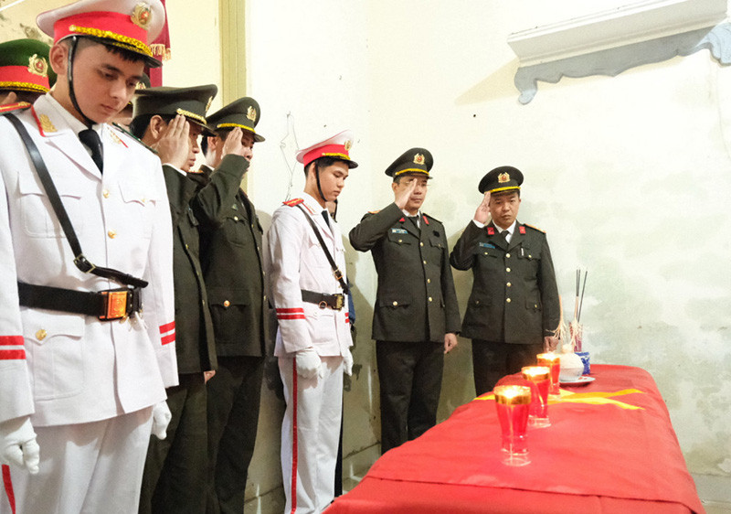 Đoàn công tác Công an tỉnh Hà Tĩnh viếng đồng chí Đại úy Trần Trung Hiếu, cán bộ Công an xã Xuân Hồng, huyện Nghi Xuân hy sinh trong khi làm nhiệm vụ vào tháng 11/20223. Đại úy Trần Trung Hiếu cũng là liệt sĩ được cấp Bằng Tổ quốc ghi công ngày 14/6/2024. (Ảnh: Công an Hà Tĩnh)