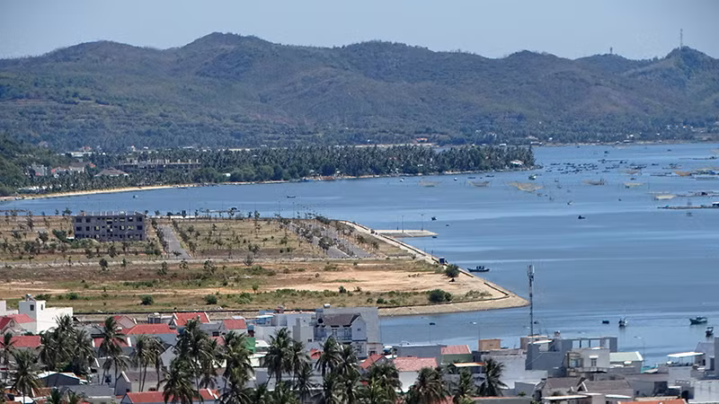 Một góc vịnh Xuân Đài, thị xã Sông Cầu, Phú Yên. Một góc vịnh Xuân Đài, thị xã Sông Cầu, Phú Yên.