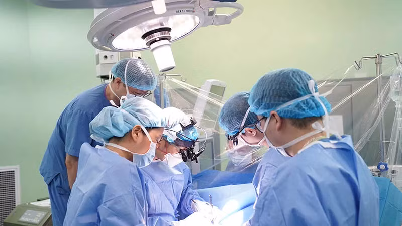 Các bác sĩ Trung tâm Tim mạch (Bệnh viện Nhi Trung ương) thực hiện ca phẫu thuật tim bẩm sinh cho một bệnh nhi. (Ảnh: nhandan.vn)