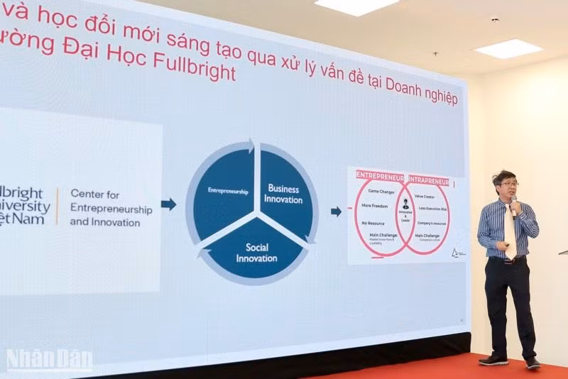 Đại diện các trường đại học, cao đẳng trình bày các bài tham luận về đổi mới sáng tạo trong hệ thống giáo dục. (Ảnh: HÀ NAM)