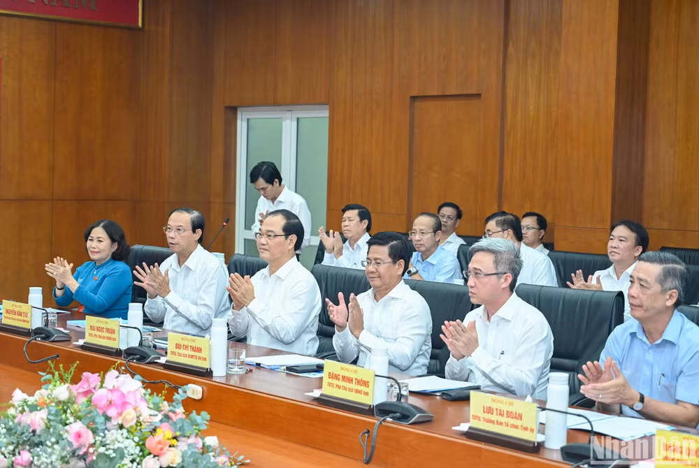 Các đồng chí Ủy viên Thường vụ Tỉnh ủy Bà Rịa-Vũng Tàu dự buổi làm việc.