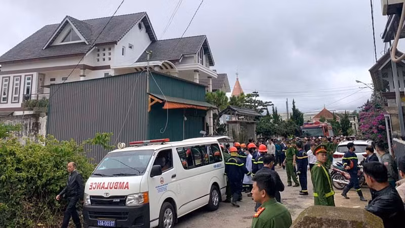 Lực lượng chức năng xử lý hiện trường.