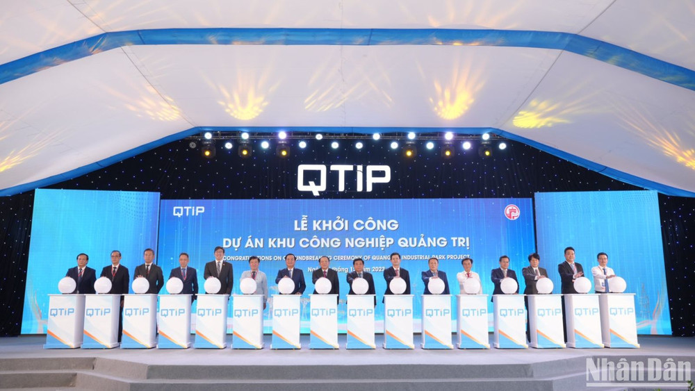 Các đại biểu nhấn nút khởi công xây dựng dự án Khu công nghiệp Quảng Trị.