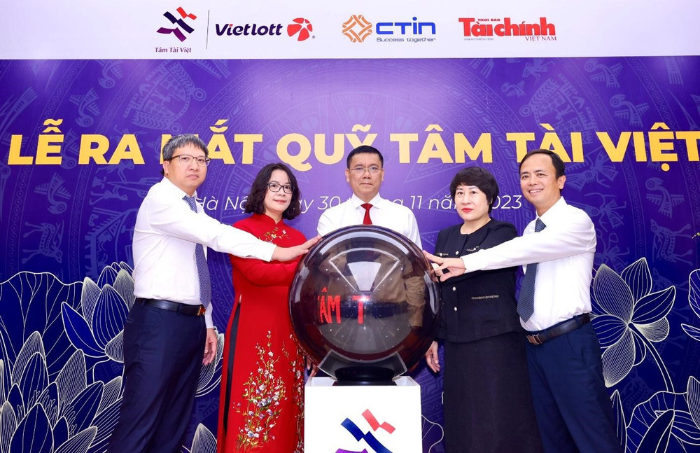 Ông Trần Thanh Khiết, Phó Vụ trưởng Cơ sở vật chất, Bộ Giáo dục và Đào tạo và ông Phạm Ngọc Tú, Phó Chủ tịch Hội đồng quản lý Quỹ Tâm Tài Việt ký kết Biên bản ghi nhớ.