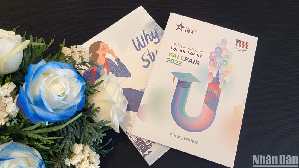 Hai cuốn cẩm nang cung cấp cho học sinh các thông tin cần thiết về du học tại Hoa Kỳ.