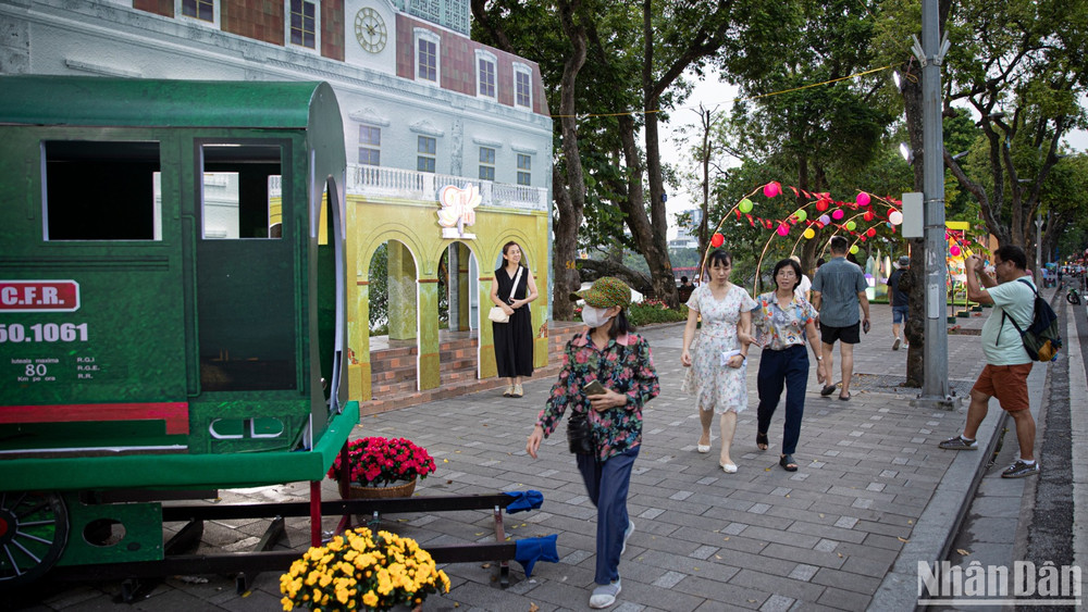 Các không gian trưng bày tại Festival Thu Hà Nội năm 2024 được chuẩn bị kỹ lưỡng, thu hút nhiều người dân check-in. (Ảnh: SƠN TÙNG)
