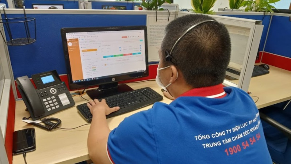Nhân viên của Trung tâm chăm sóc khách hàng EVNHCMC ứng trực để xử lý các sự cố liên quan đến điện trong dịp lễ.