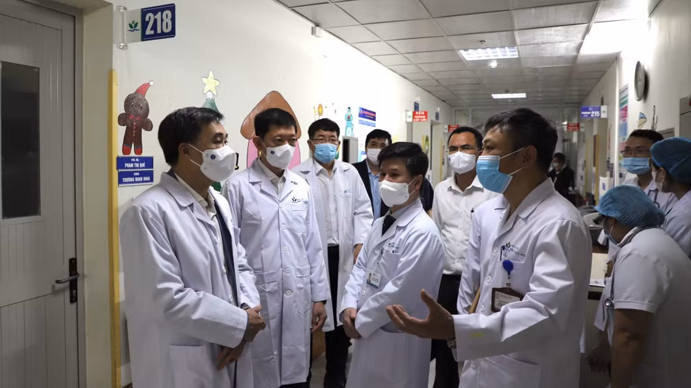 Thứ trưởng Bộ Y tế Trần Văn Thuấn kiểm tra tình hình dịch sởi tại Bệnh viện Nhi Trung ương, cho biết có rất nhiều trường hợp trẻ em chưa được tiêm phòng.