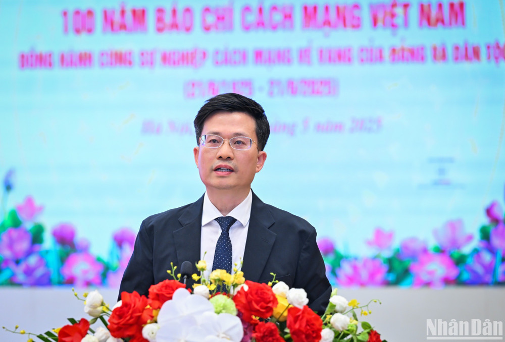 Phó Giáo sư, Tiến sĩ Đỗ Chí Nghĩa, Ủy viên chuyên trách Ủy ban Văn hóa -Xã hội của Quốc hội trình bày tham luận "Báo chí phản biện xã hội để tạo sự đồng thuận". Phó Giáo sư, Tiến sĩ Đỗ Chí Nghĩa, Ủy viên chuyên trách Ủy ban Văn hóa -Xã hội của Quốc hội trình bày tham luận "Báo chí phản biện xã hội để tạo sự đồng thuận".