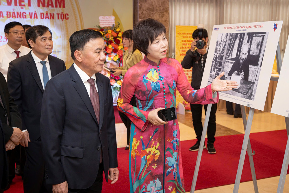 Các đại biểu tham quan triển lãm bên lề Hội thảo. Các đại biểu tham quan triển lãm bên lề Hội thảo.