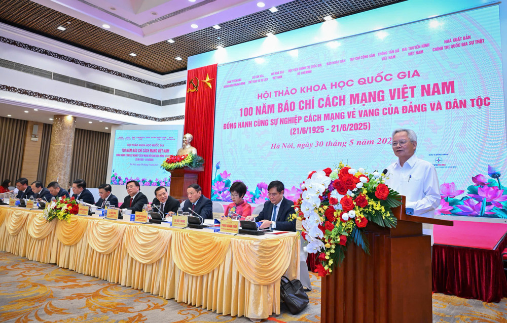 Đồng chí Tạ Ngọc Tấn, Phó Chủ tịch Thường trực Hội đồng Lý luận Trung ương chia sẻ tại sự kiện. Đồng chí Tạ Ngọc Tấn, Phó Chủ tịch Thường trực Hội đồng Lý luận Trung ương chia sẻ tại sự kiện.