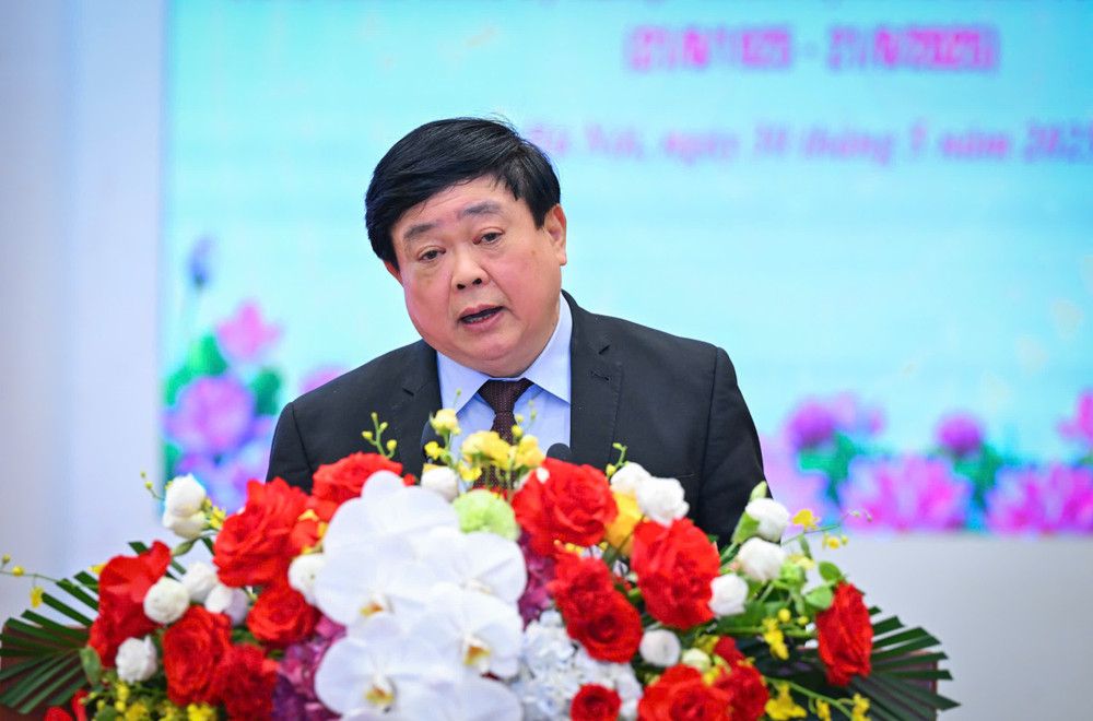 Phó Giáo sư, Tiến sĩ Nguyễn Thế Kỷ, nguyên Ủy viên Trung ương Đảng, nguyên Phó Trưởng ban Tuyên giáo Trung ương, Phó Chủ tịch Hội đồng Lý luận Trung ương trình bày tham luận: “Xây dựng, phát triển nền báo chí cách mạng Việt Nam chuyên nghiệp, hiện đại, nhân văn, đáp ứng yêu cầu, nhiệm vụ trong thời kỳ mới”. Phó Giáo sư, Tiến sĩ Nguyễn Thế Kỷ, nguyên Ủy viên Trung ương Đảng, nguyên Phó Trưởng ban Tuyên giáo Trung ương, Phó Chủ tịch Hội đồng Lý luận Trung ương trình bày tham luận: “Xây dựng, phát triển nền báo chí cách mạng Việt Nam chuyên nghiệp, hiện đại, nhân văn, đáp ứng yêu cầu, nhiệm vụ trong thời kỳ mới”.