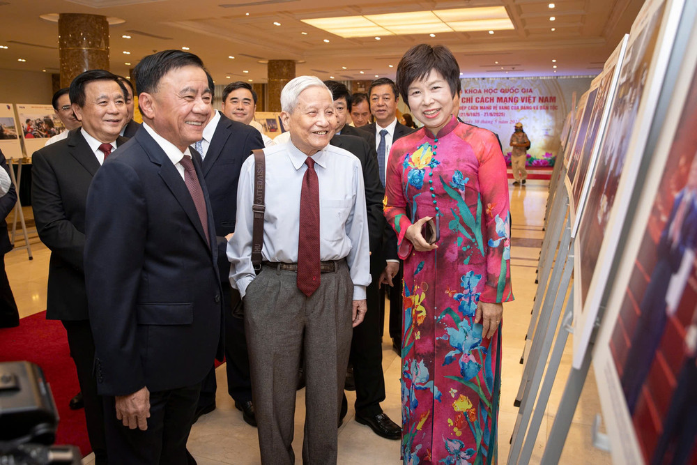 Các đại biểu tham quan triển lãm bên lề Hội thảo. Các đại biểu tham quan triển lãm bên lề Hội thảo.