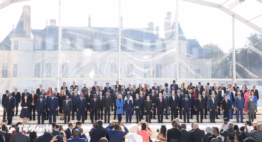 Tổng Bí thư, Chủ tịch nước Tô Lâm, Tổng thống Cộng hòa Pháp Emmanuel Macron, Trưởng đoàn các nước thành viên Pháp ngữ và khách mời chụp ảnh chung.