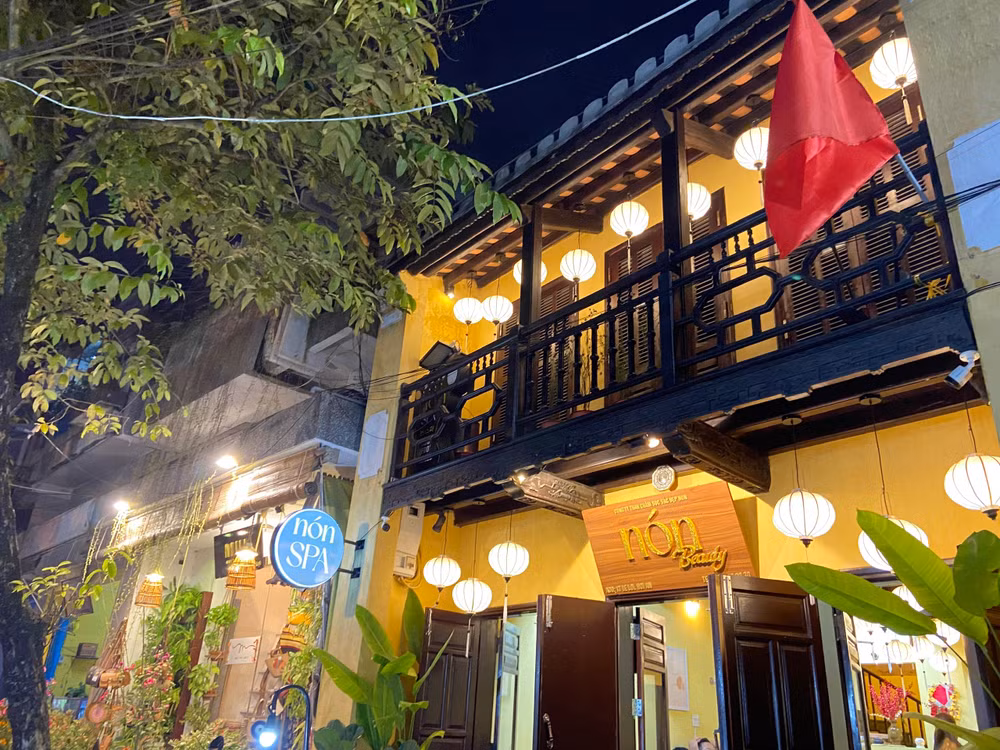 Nhiều ngôi nhà ở phố cổ Hội An đang kinh doanh các dịch vụ du lịch, làm đẹp và giải trí.