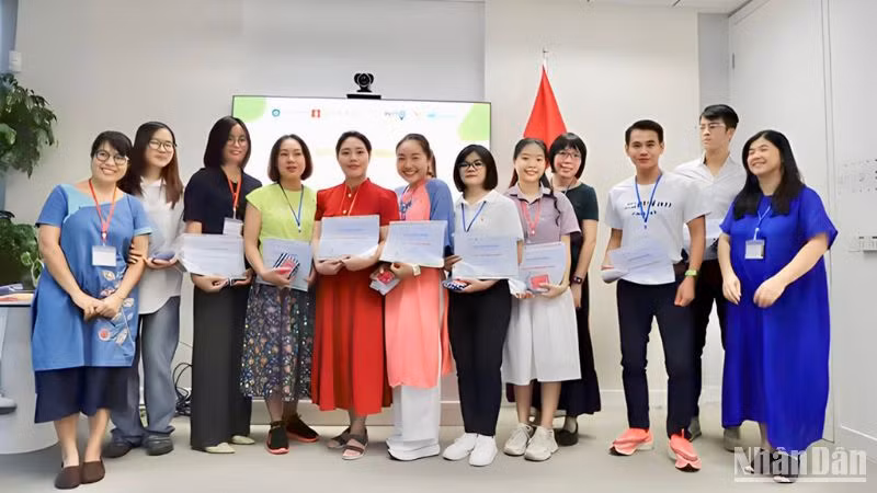 Các cá nhân và đại diện một số tổ chức được biểu dương tại Lễ trao giải và tổng kết Chiến dịch “20km xanh cho thành phố an toàn”.