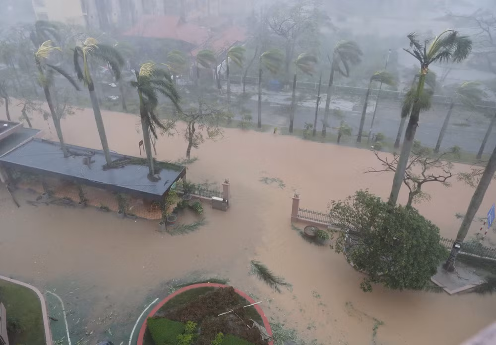 Bão số 3 đang quét qua quận Đồ Sơn, Hải Phòng (Ảnh: VIẾT CHUNG)