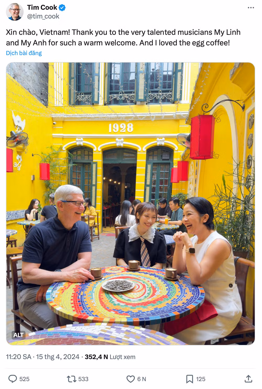 Tổng Giám đốc Apple chia sẻ hình ảnh cùng ca sĩ Mỹ Linh, Mỹ Anh thưởng thức cà-phê trứng.