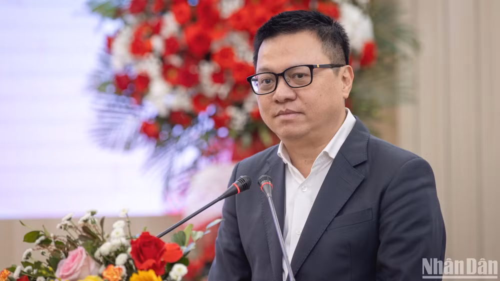 Tổng Biên tập Lê Quốc Minh dành những lời chúc tốt đẹp nhất đến các cán bộ, nhân viên nữ đang làm việc tại Báo Nhân Dân nhân kỷ niệm 115 năm Ngày Quốc tế Phụ nữ 8/3.