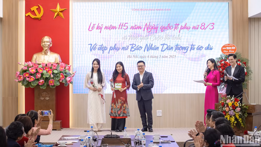 Tổng Biên tập Lê Quốc Minh trao giải Đặc biệt Cuộc thi “Vẻ đẹp phụ nữ Báo Nhân Dân trong tà áo dài”. (Ảnh: SƠN TÙNG)