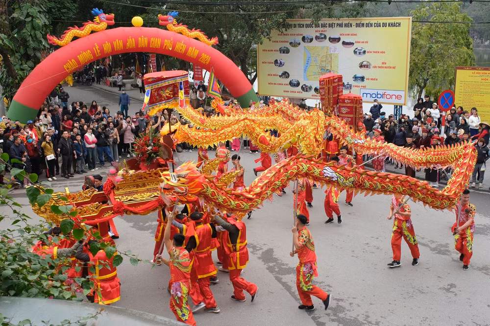 Màn múa lân tại Lễ hội dân gian Phố Hiến, thành phố Hưng Yên, tỉnh Hưng Yên.