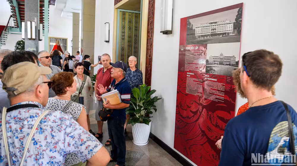 Tour văn hóa, lịch sử hấp dẫn nhiều khách quốc tế khi đến Thành phố Hồ Chí Minh. (Ảnh: THÀNH ĐẠT)