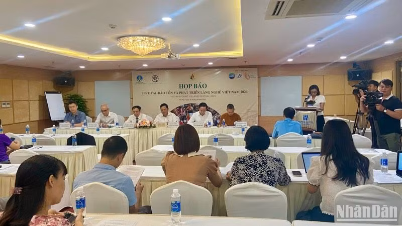 Quang cảnh buổi họp báo.