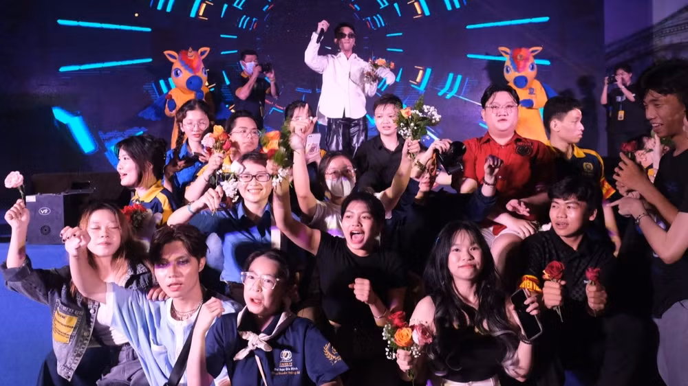 Sinh viên GDU cùng hòa chung không khí dưới sự dẫn dắt của ca sĩ Dương Eward.