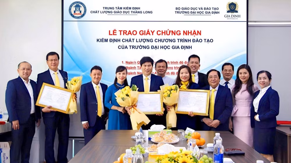 GDU đón nhận Giấy chứng nhận kiểm định chất lượng 3 ngành là quản trị kinh doanh, tài chính-ngân hàng và ngôn ngữ Anh.