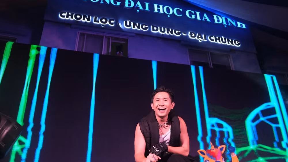 Rapper Ricky Star khuấy động sân khấu đêm nhạc trong tiếng hò reo của các sinh viên.