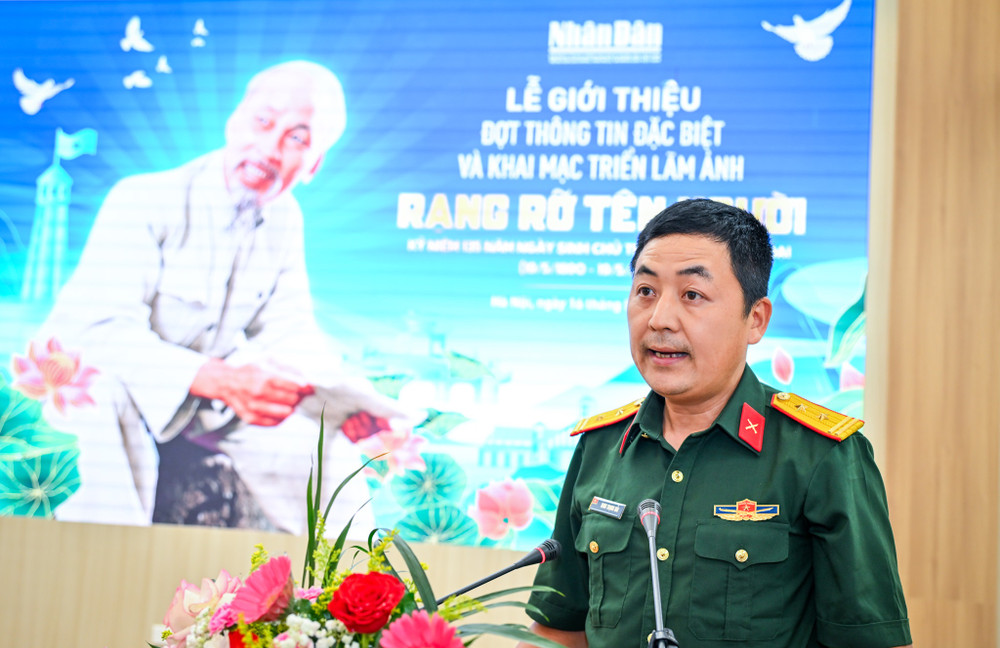 Theo đồng chí Đinh Trọng Hải, Trưởng Ban Ảnh, Báo Quân đội Nhân dân, triển lãm ảnh “Rạng rỡ tên Người” là sự kiện văn hóa và chính trị đầy ý nghĩa. Theo đồng chí Đinh Trọng Hải, Trưởng Ban Ảnh, Báo Quân đội Nhân dân, triển lãm ảnh “Rạng rỡ tên Người” là sự kiện văn hóa và chính trị đầy ý nghĩa.