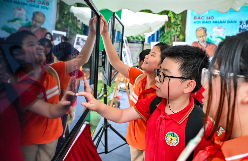 Học sinh trải nghiệm công nghệ, khám phá các tư liệu về Chủ tịch Hồ Chí Minh. Học sinh trải nghiệm công nghệ, khám phá các tư liệu về Chủ tịch Hồ Chí Minh.