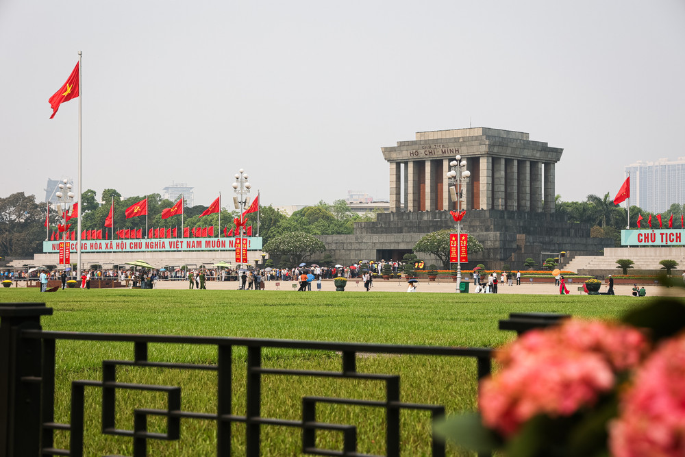 Lăng Chủ tịch Hồ Chí Minh là một trong những địa điểm được khách du lịch đến tham quan đông đảo trong ngày 30/4.