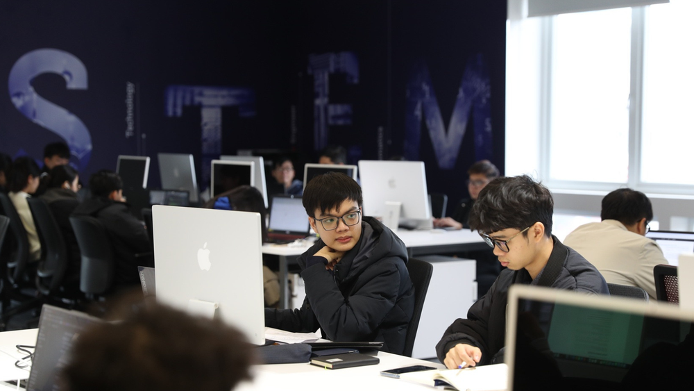Tân sinh viên trúng tuyển vào Đại học Quốc gia Hà Nội từ khóa 2025 sẽ được đào tạo học phần “Nhập môn công nghệ số và ứng dụng trí tuệ nhân tạo”.