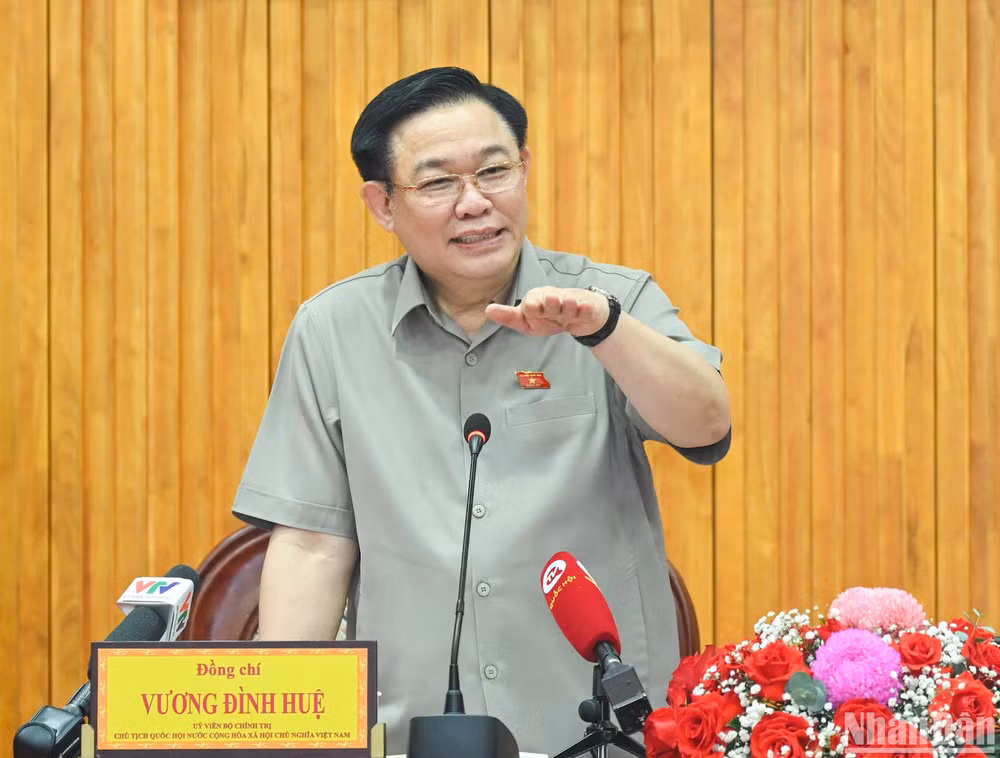 Chủ tịch Quốc hội Vương Đình Huệ phát biểu kết luận buổi làm việc.