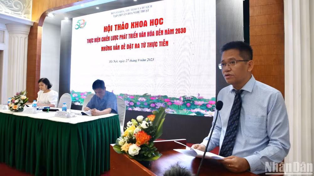 Ông Hoàng Hà, Quyền Tổng Biên tập Tạp chí Văn hóa Nghệ thuật phát biểu tại hội thảo.