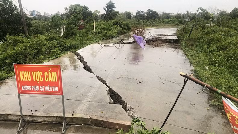 Mưa bão gây sạt lở bờ tả sông Ngũ Huyện Khê, xã Long Châu, huyện Yên Phong.