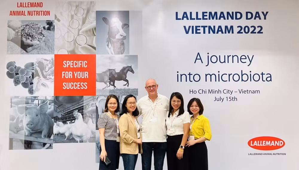 Chị Vy Thị Thu Hằng (áo trắng) và các đồng nghiệp tham gia các hội nghị khoa học chuyên ngành.