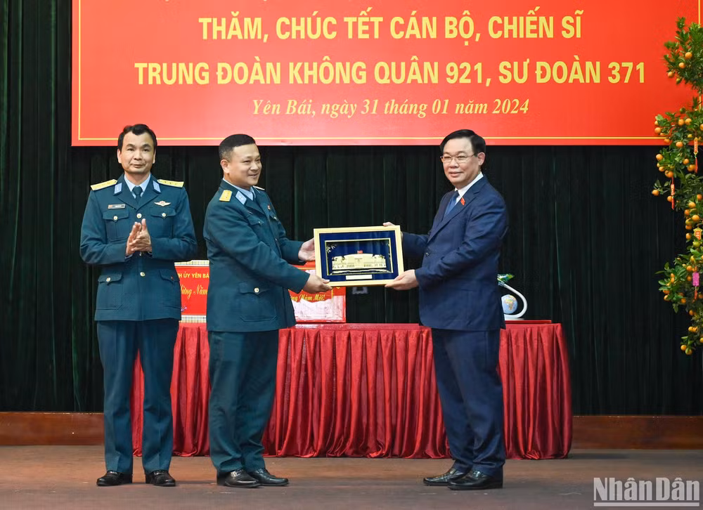 Chủ tịch Quốc hội Vương Đình Huệ tặng quà cho Trung đoàn Không quân 921.