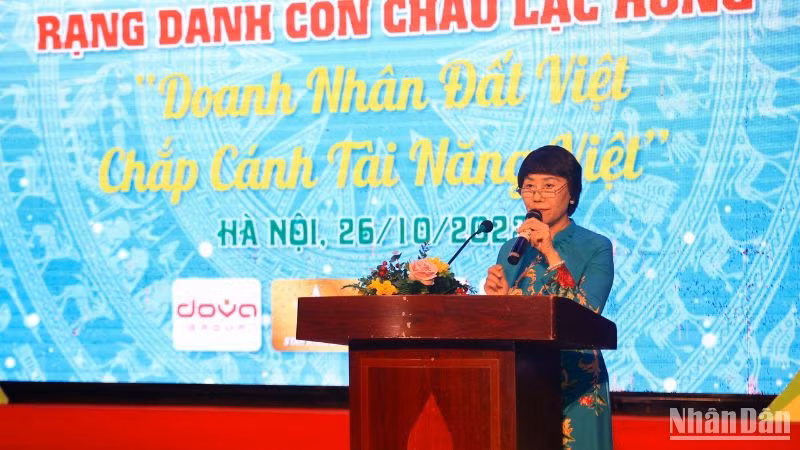 GS, TS Từ Thị Loan, Viện trưởng Viện Nghiên cứu Văn hóa Thăng Long phát biểu tại sự kiện.