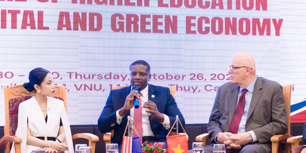 Các diễn giả trao đổi tại sự kiện.